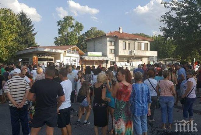 Жители на пловдивски квартал протестираха заради бавен ремонт