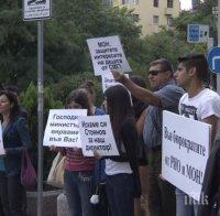 Родители и ученици протестираха в подкрепа на уволнения директор на СМГ
