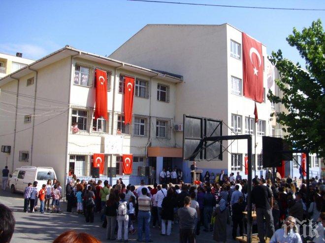 КРУТИ МЕРКИ! Махат бюстовете на Ататюрк от училищата в Турция