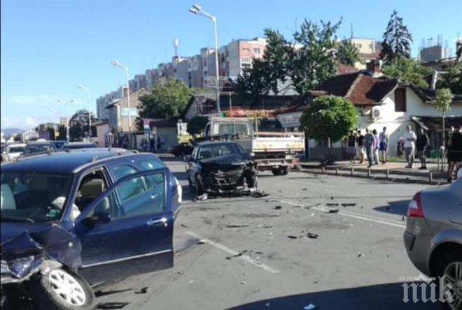 ИЗВЪНРЕДНО! Тежка верижна катастрофа на бул. Ломско шосе в София (СНИМКИ)