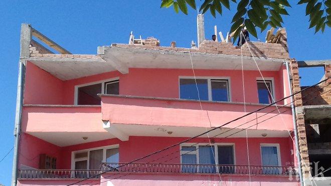 АКЦИЯ! В Пловдив хората вече сами бутат незаконните си къщи

