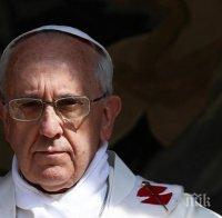 ИНЦИДЕНТ! Папа Франциск пострада в Колумбия с колата си