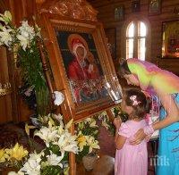 Чудотворна икона, пренесена от Украйна, е изложена за поклонение у нас