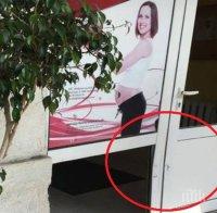 ИГРАЧКА ПЛАЧКА! Малко дете пусна ръчната на колата и я вряза в болница
