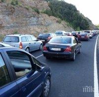 СИЛЕН ТРАФИК! Движението по Е-79 към Благоевград е интензивно, има колона