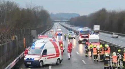 смърт пътя шофьорът катастрофира австрия изхвърчал колата бил прегазен шосето