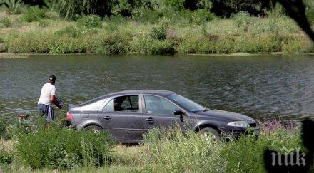 куриоз рибар лови риба направо колата