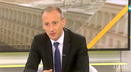 готово всичко първия учебен ден министърът важен коментар скандала черно белите учебници