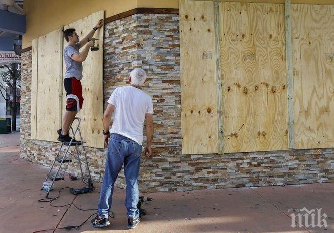 УНИЩОЖИТЕЛНА СИЛА! Губернаторът на Флорида предупреди всички 20 млн. жители да се готвят за евакуация