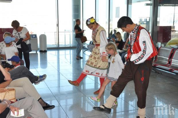 Изпращат с вино и хора заминаващите на Летище-Бургас (СНИМКИ)