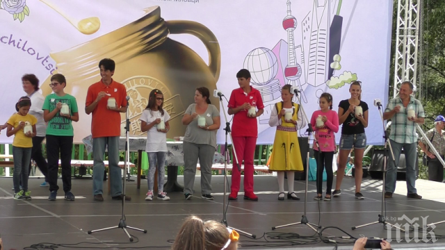 ЮНАК! 10-годишен стана първи в надпиване с айрян, глътна литър за секунди