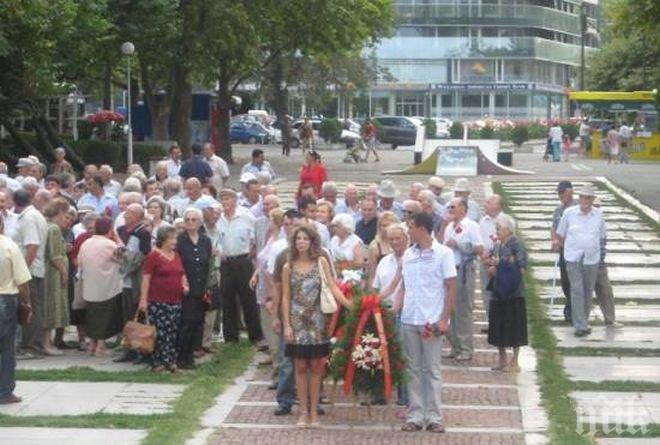 Социалистите в Бургас черпят пред „Альошата” с шпеков салам, лимонада и Работническо дело (СНИМКИ)