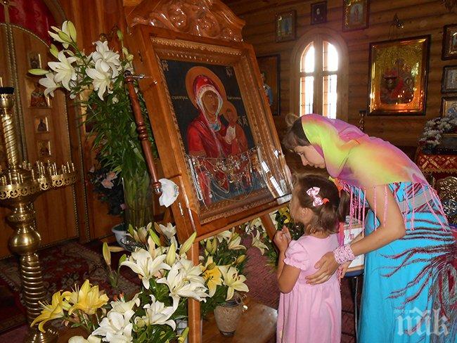 Чудотворна икона, пренесена от Украйна, е изложена за поклонение у нас