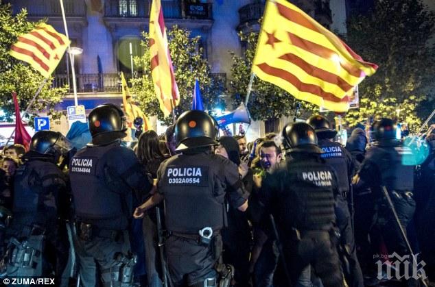 Полицията в Каталония изземва урни и агитационни материали за незаконния референдум за независимост