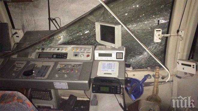 ШАШ! Влак се вряза в стена на метрото 