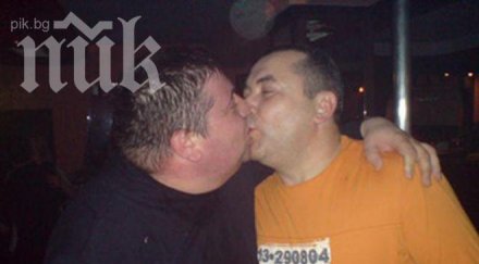 политик герб целува зам кмет устата помпи секс кукла снимки