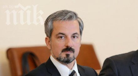 роман василев събира електронни отпадъци