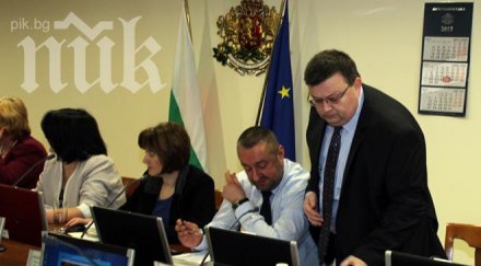 цацаров избяга журналистите чакаха шест часа