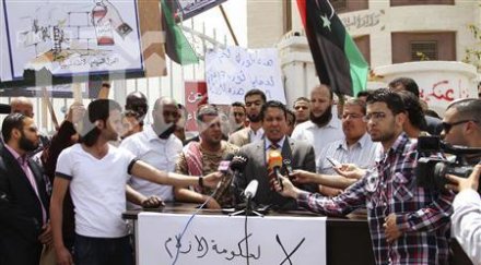 въоръжени бойци втори ден обсаждат либийското мвнр