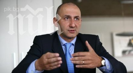 шефът райфайзенбанк нас напуска поста