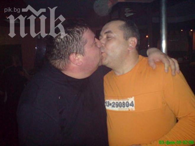 Политик от ГЕРБ целува зам.-кмет в устата и помпи секс-кукла (Снимки)