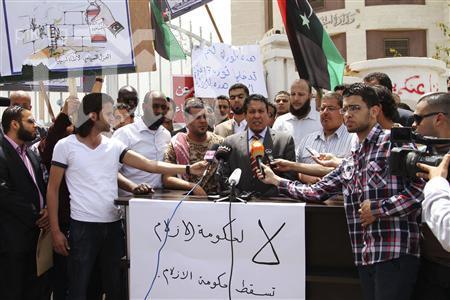 Въоръжени бойци втори ден обсаждат либийското МВнР 