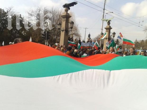 Дойче веле: Българите стават все по-крайнодесни и крайнолеви 