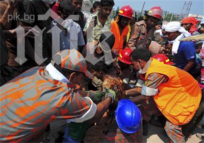 Спасиха 45 души под сградата гробница в Бангладеш