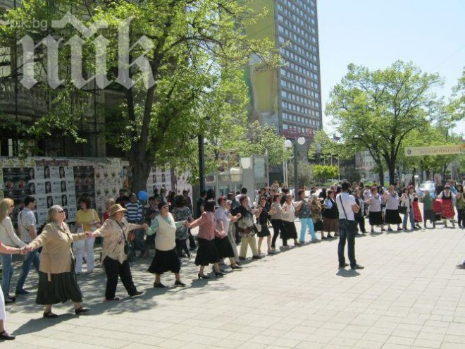 ГЕРБ си прави реклама с „най-дългото хоро в най-добрия град за живеене”