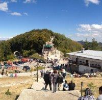 Хиляди вярващи посрещнаха утрото с молитва в Кръстова гора