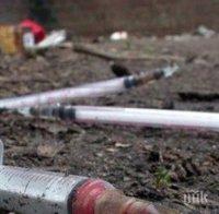 УЖАС! Наркоман се боде насред Пловдив (СНИМКИ 18+)