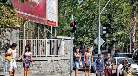 търговската гимназия пловдив посреща учениците потрошен тротоар