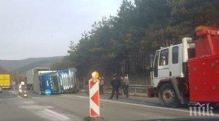 важно камион аварира пътя софия ботевград полиция регулира движението