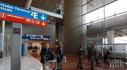 последните минути евакуираха британски самолет летище париж