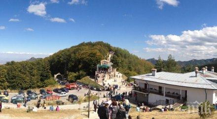 хиляди вярващи посрещнаха утрото молитва кръстова гора