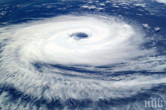 СТРАХОВИТО! 19 урагана ни връхлитат до края на октомври