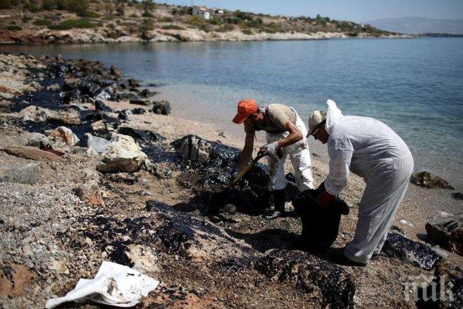 Огромна екокатастрофа в Гърция! Почистването на нефтеното петно ще отнеме месеци