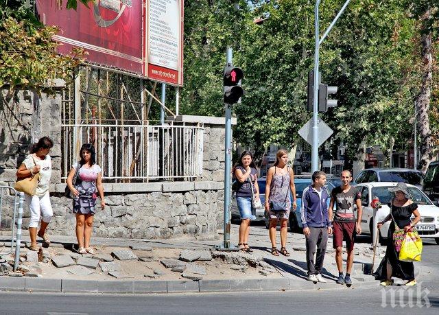  Търговската гимназия в Пловдив посреща учениците с потрошен тротоар