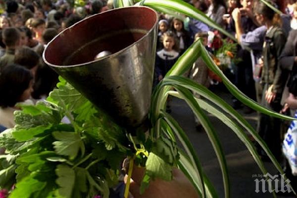 Червени депутати под строй откриват учебната година в София