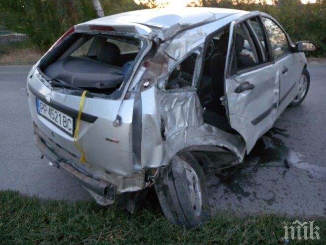 КЪРВАВО МЕЛЕ НА ПЪТЯ! Трима младежи се размазаха в стълб, единият е със счупен череп