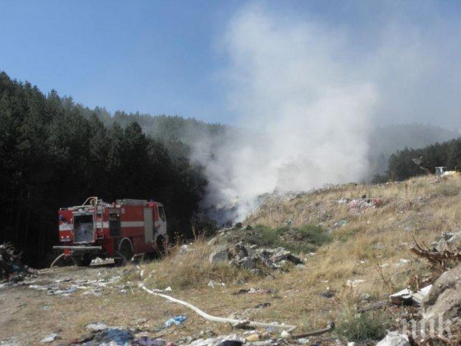 Подпали се сметището в Симитли (СНИМКИ)