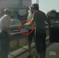 ДЖИГИТ НА ПЪТЯ: Мъж размаха пистолет след забележка! Избутвал коли с агресивно шофиране! (ВИДЕО)