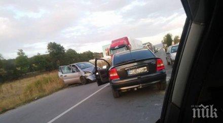 извънредно челен сблъсък велинград трима възрастни две деца ранени