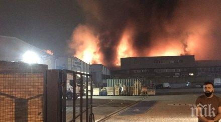 100 огнеборци гасят голям пожар складове северен лондон видео