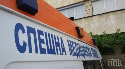 годишно момиче изпадна кола движение