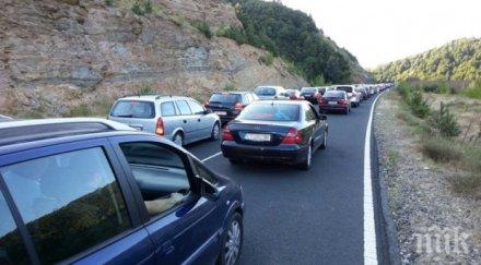 народът плъзва пътищата празниците кат очаква напрегнат трафик