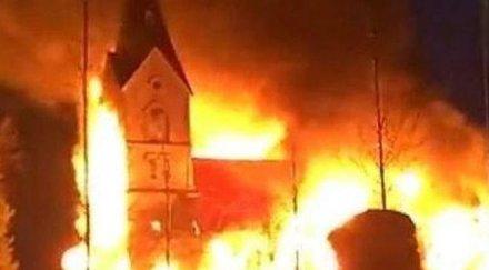 чили подпалиха три християнски църкви
