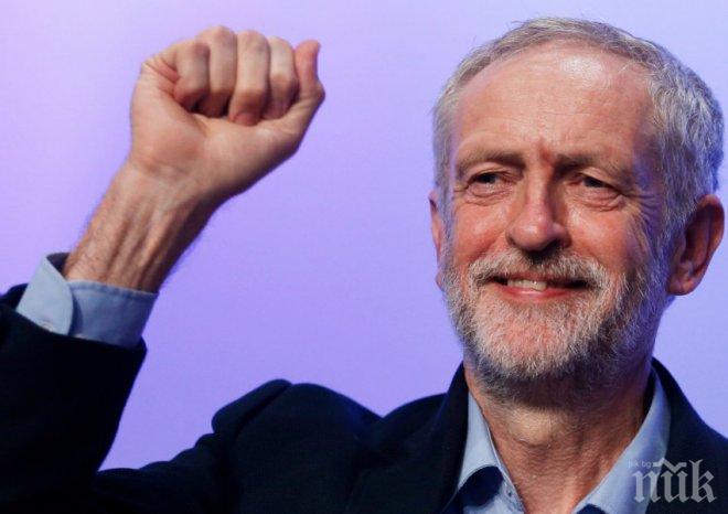 Подкрепа! Привържениците на Лейбъристката партия във Великобритания афишират доверие към Джереми Корбин
