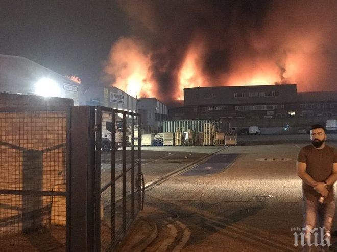 Над 100 огнеборци гасят голям пожар в складове в Северен Лондон (ВИДЕО)