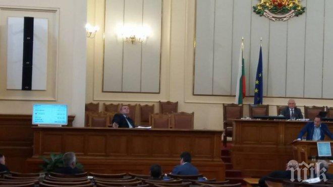 СУПЕР ШОУ! Парламентът гледа доклада за отбраната, депутатите избягаха (ОБНОВЕНА)